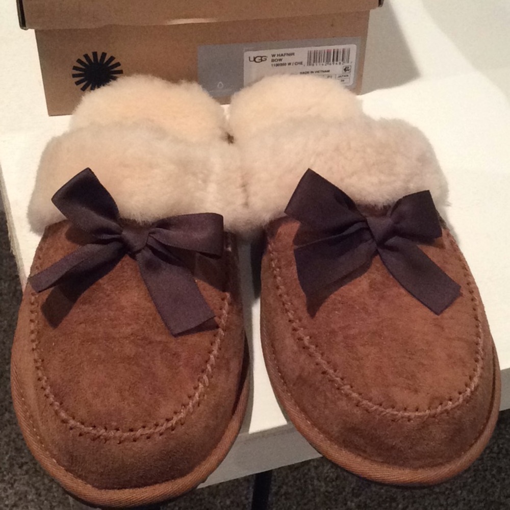 SOLD!  Cozy Shearling house slippers by UGG - Picture 4 of 8